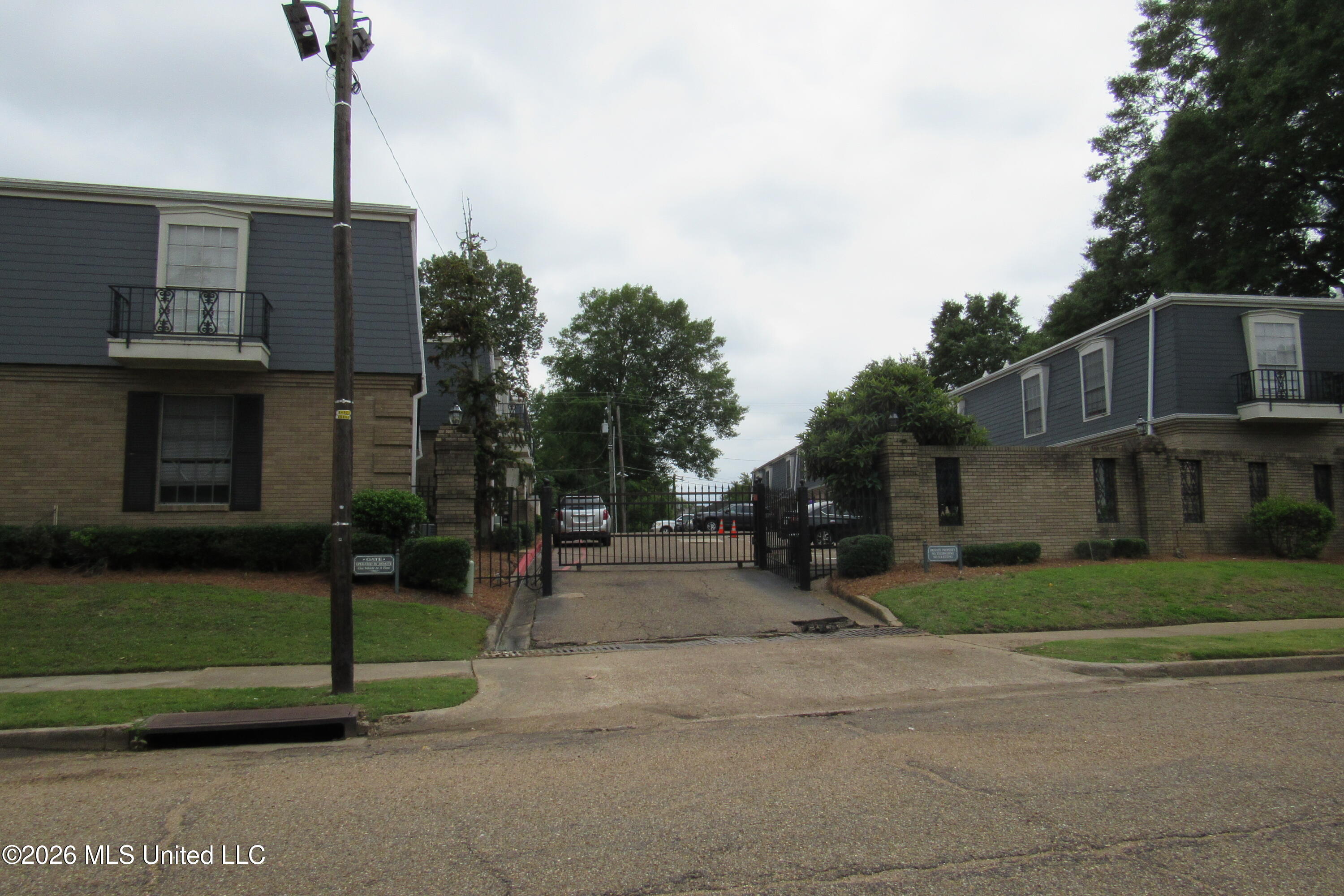 949 Morningside Street, Unit C25 Jackson, MS 39202 - Photo 2 of 10 A075E3B5-B6A5-4610-A5A0-9B066CBEAEEE