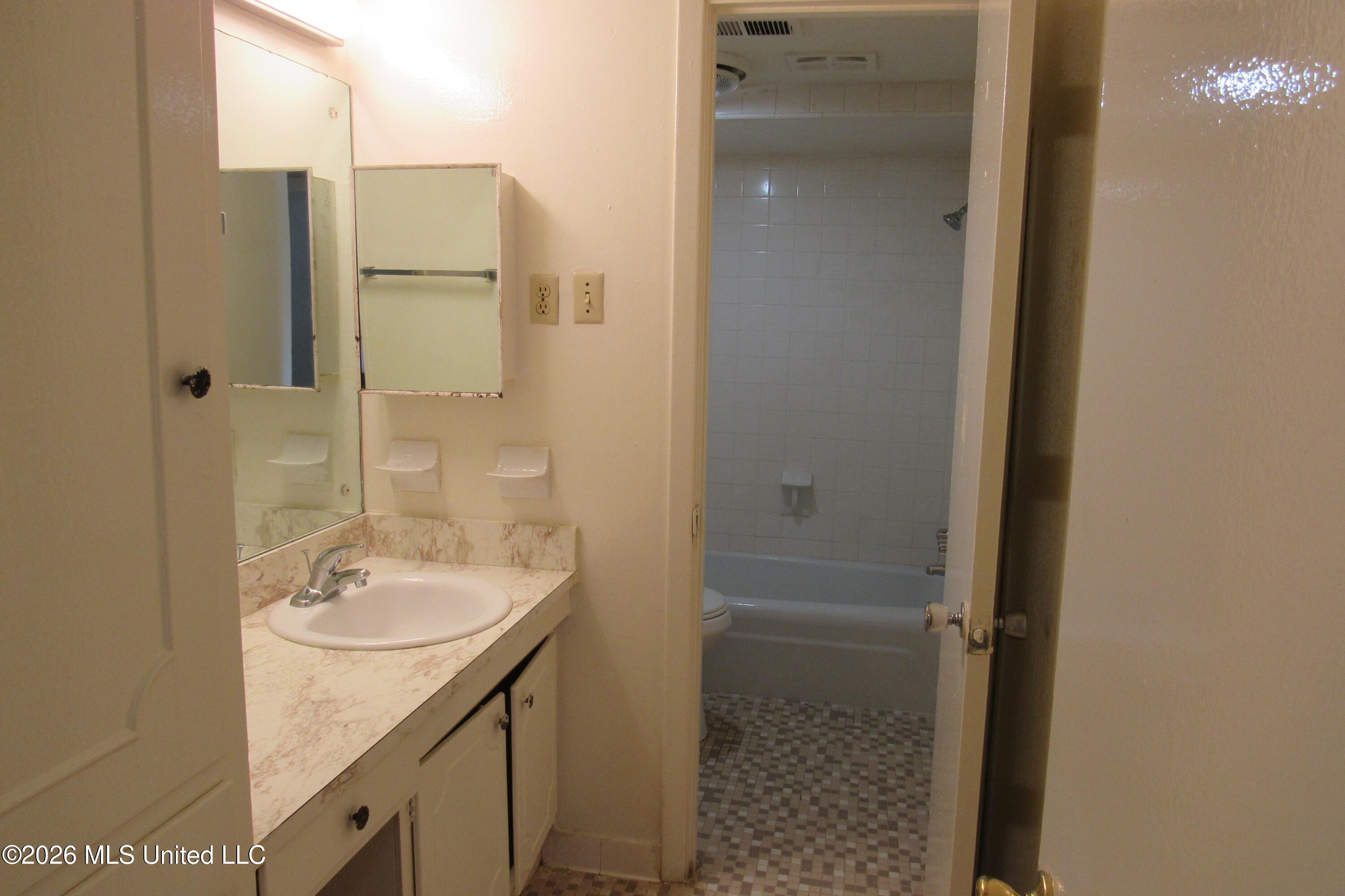 949 Morningside Street, Unit C25 Jackson, MS 39202 - Photo 8 of 10 61C54286-5B94-475E-9507-26EBE05B90D5