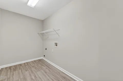 a picture of a book shelf