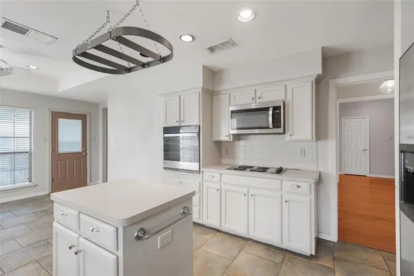 $2,400 | 4919 Saddleback Road, Arlington, TX 76017