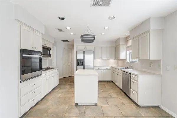 $2,400 | 4919 Saddleback Road, Arlington, TX 76017