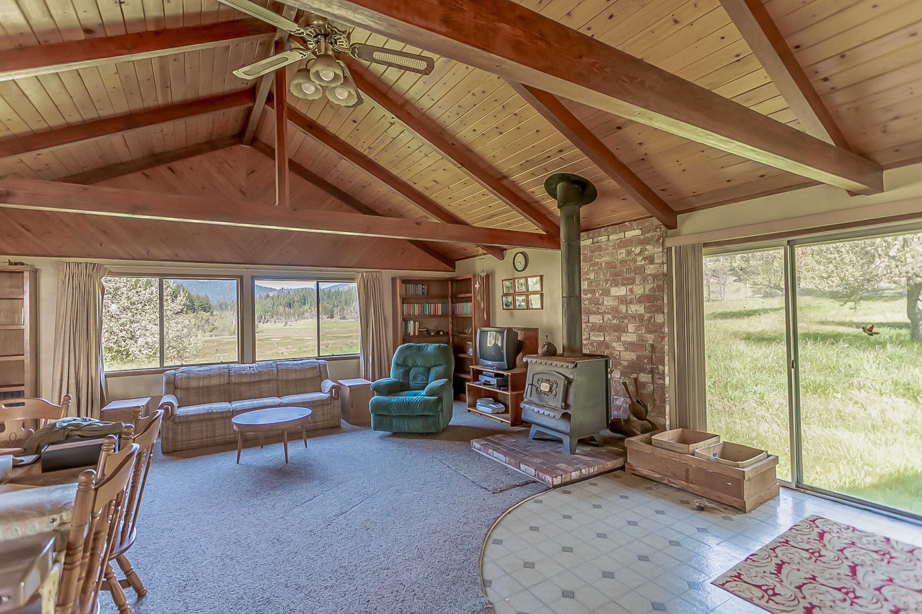 1040 Mullane Trail Big Bar, CA 96010 - Photo 14 of 49 Living room