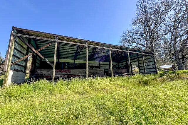a view of a water pond with green yard