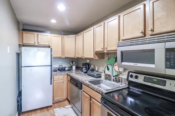 $1,625 | 40 Owen Street, Unit E12, Hartford, CT 06105