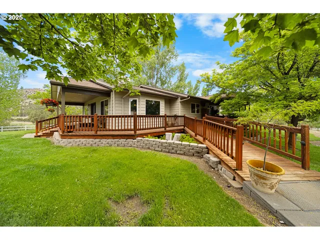 a view of a house with backyard and porch