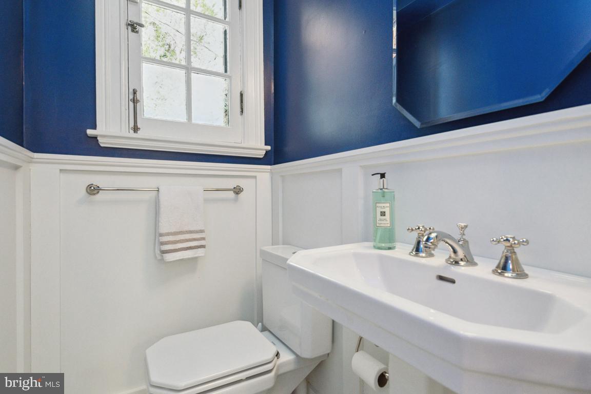 5803 Roland Avenue Baltimore, MD 21210 - Photo 19 of 75 Main level powder room