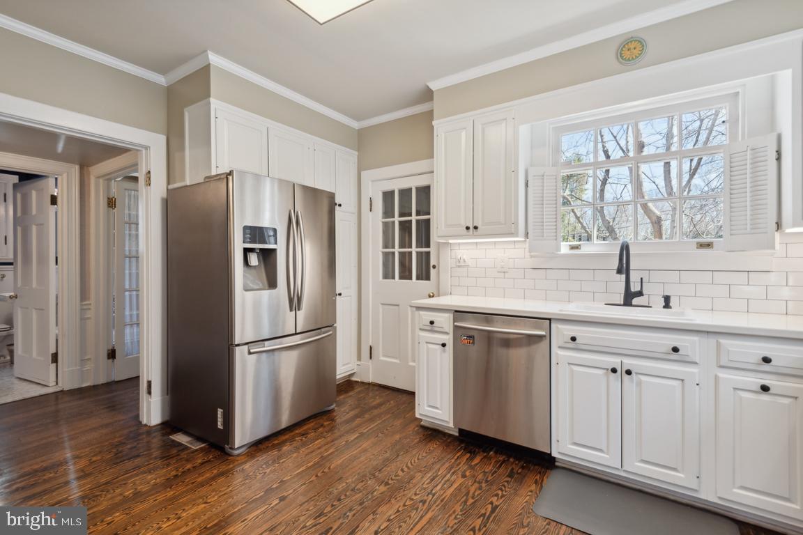 5803 Roland Avenue Baltimore, MD 21210 - Photo 25 of 75 Beautiful, light-filled kitchen