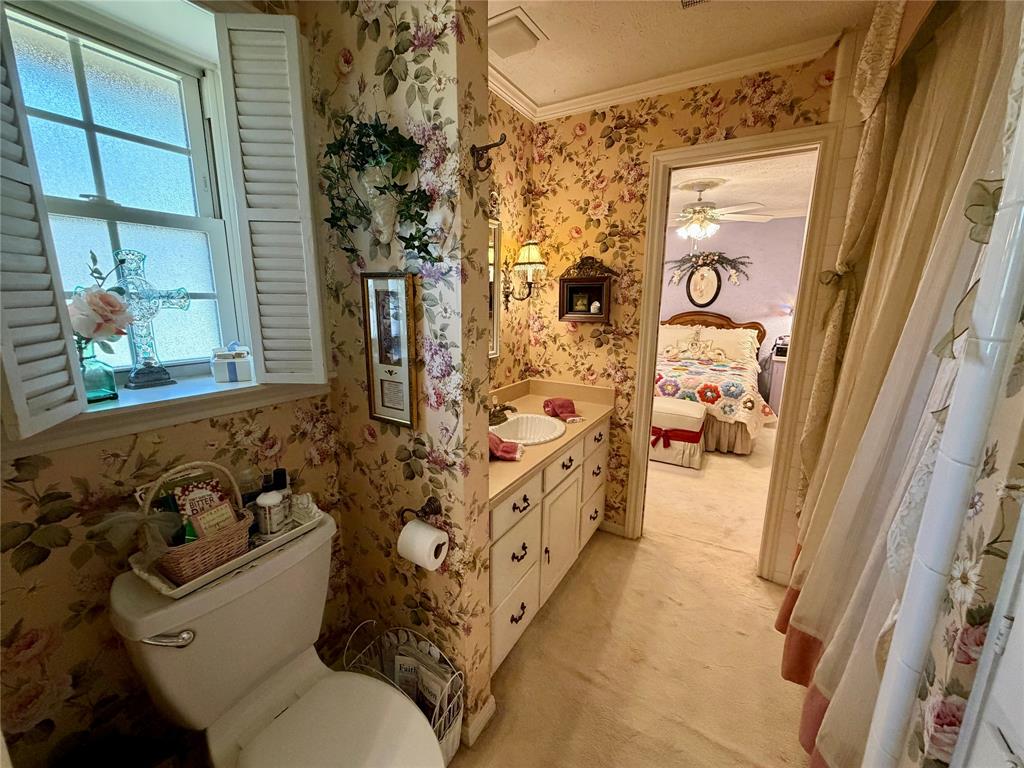 524 Magnolia Street Denton, TX 76201 - Photo 21 of 21 Jack and Jill bathroom