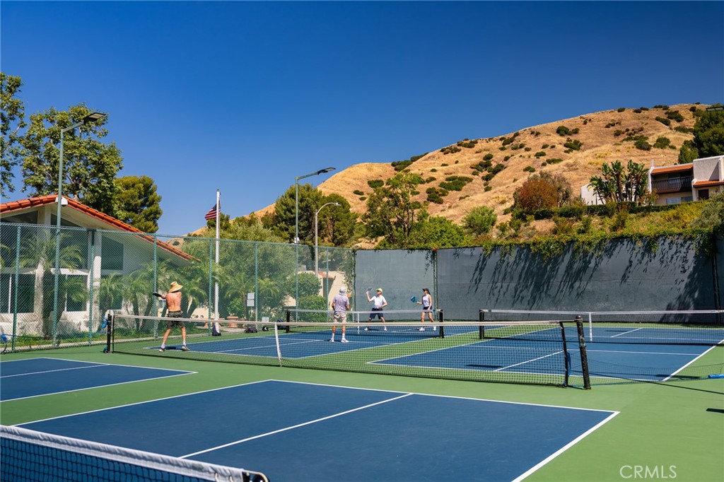 9759 Vía Roma Burbank, CA 91504 - Photo 24 of 29 a view of a basketball court