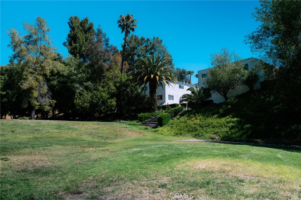 9759 Vía Roma Burbank, CA 91504 - Photo 28 of 29 a view of a garden