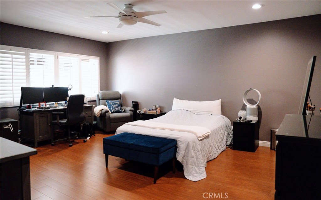 9759 Vía Roma Burbank, CA 91504 - Photo 6 of 29 a bedroom with bed and wooden floor