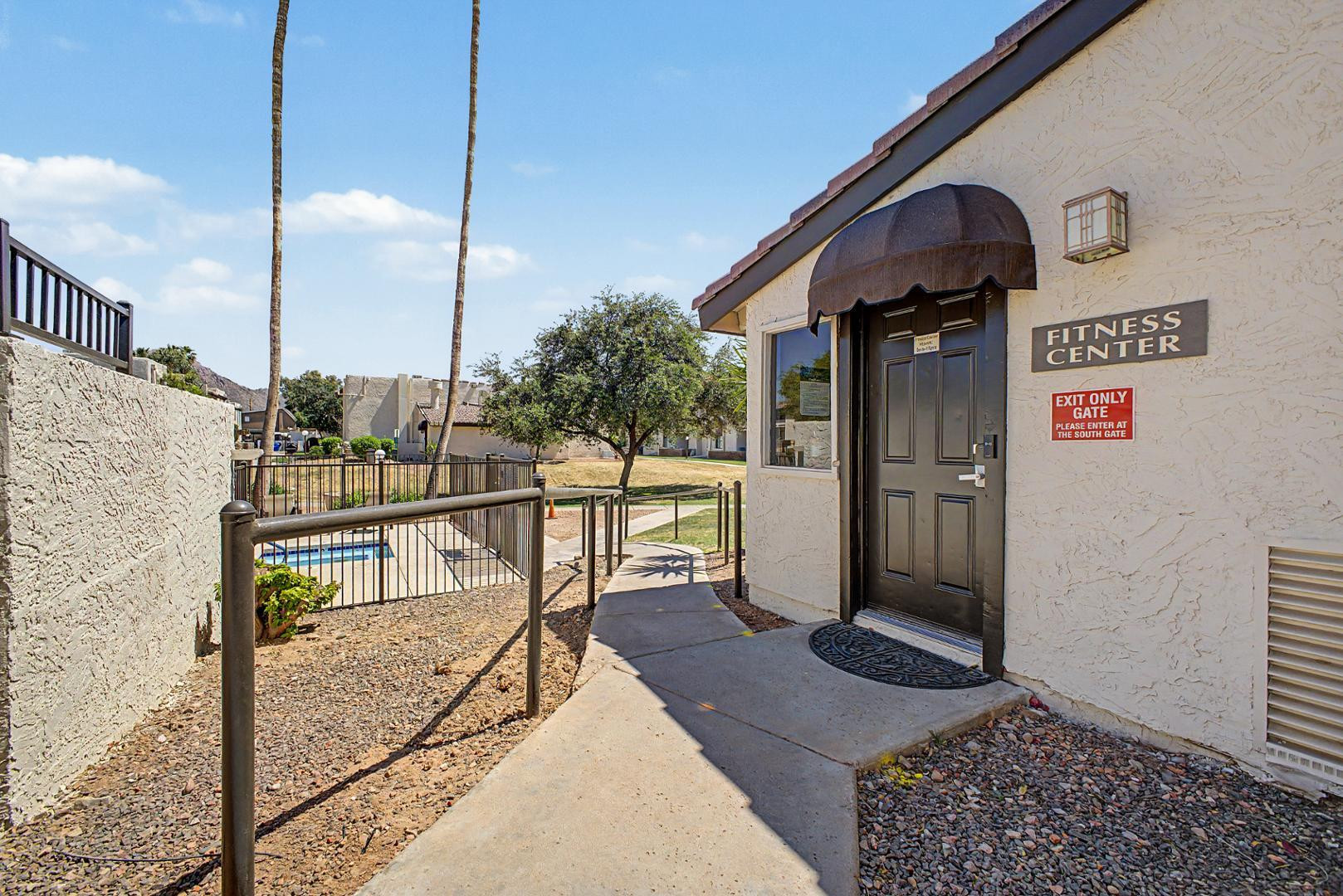 3825 East Camelback Road, Unit 144 Phoenix, AZ 85018 - Photo 27 of 35 a very nice looking room with a large window