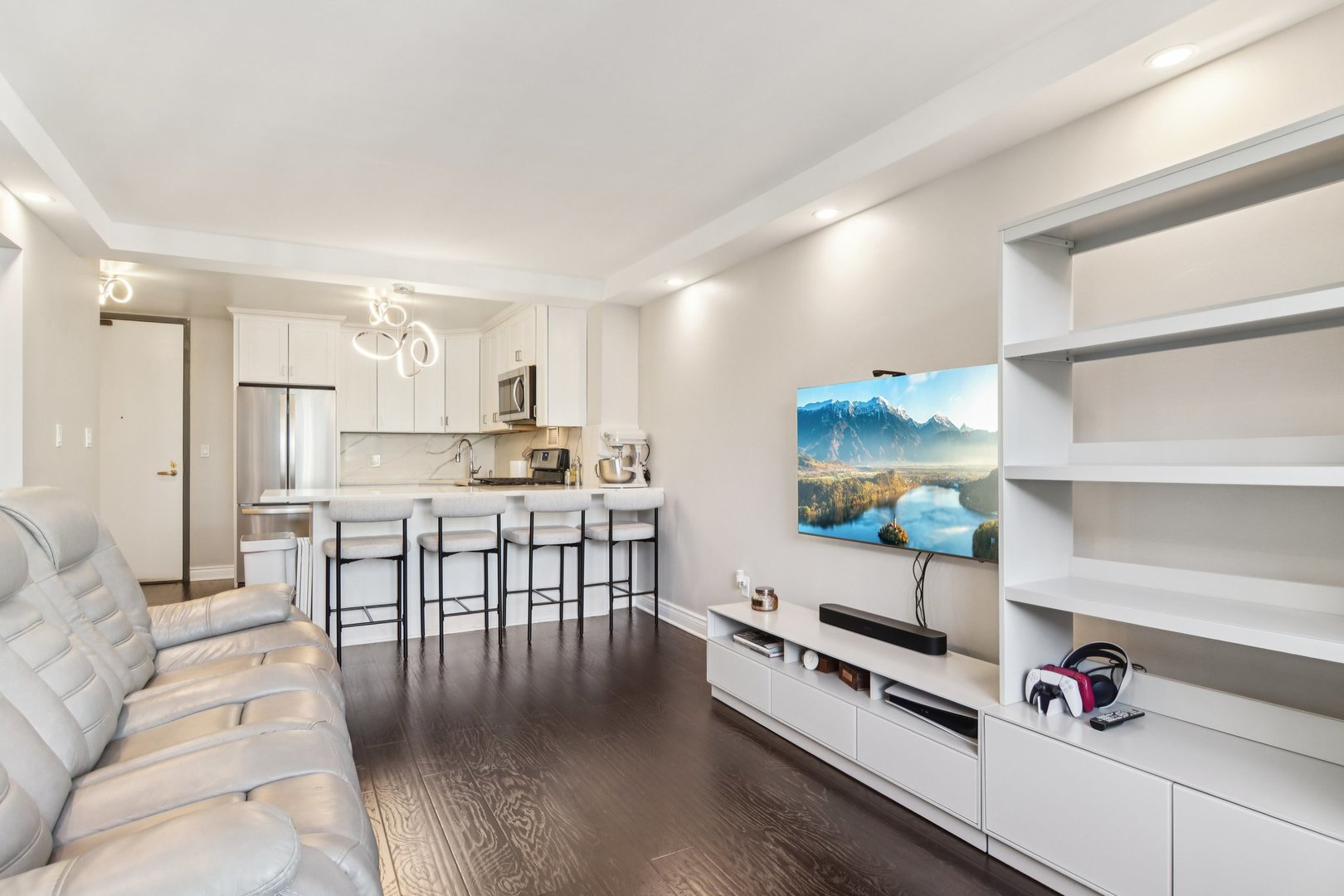 400 East Randolph Street, Unit 3714 Chicago, IL 60601 - Photo 3 of 23 a living room with furniture and kitchen view