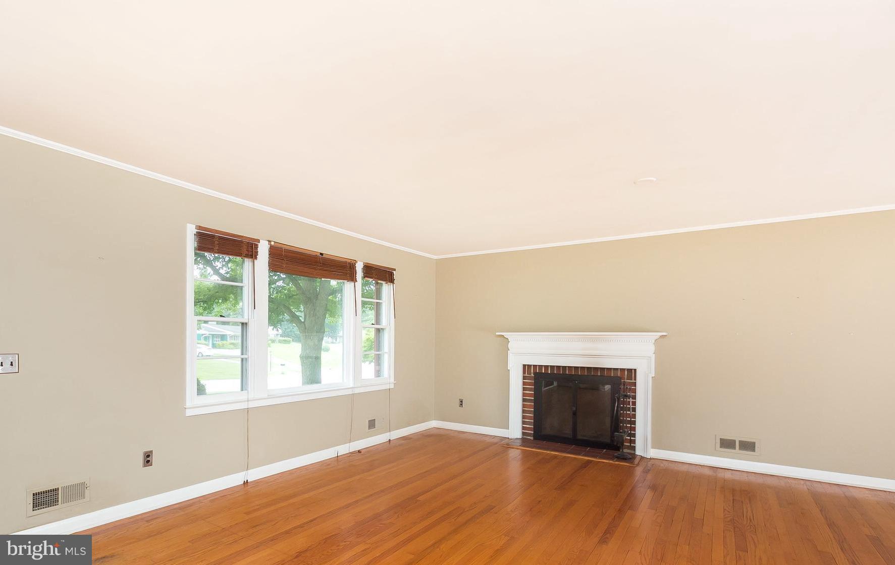 8811 Wolverton Road Baltimore, MD 21234 - Photo 4 of 30 Living Room