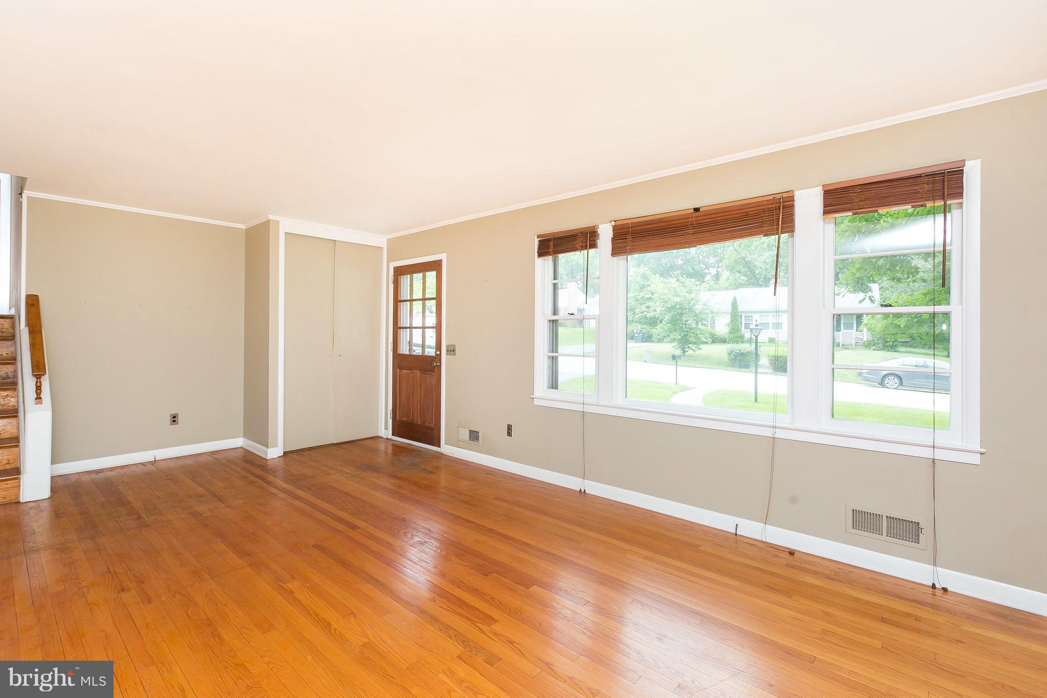 8811 Wolverton Road Baltimore, MD 21234 - Photo 5 of 30 Living Room