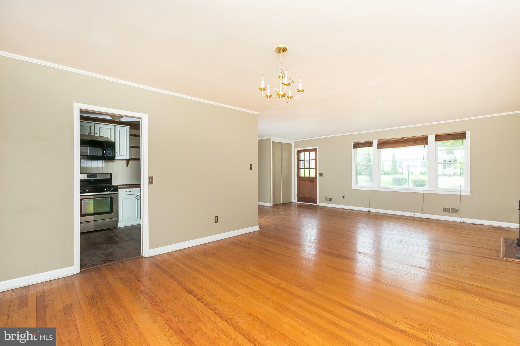 8811 Wolverton Road Baltimore, MD 21234 - Photo 9 of 30 Living Room