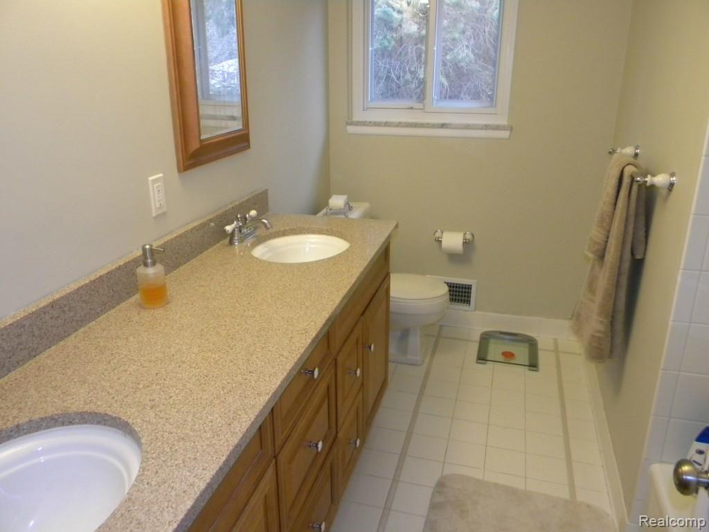 739 Lynndale Drive Rochester, MI 48309 - Photo 40 of 44 DSCN5803.jpg