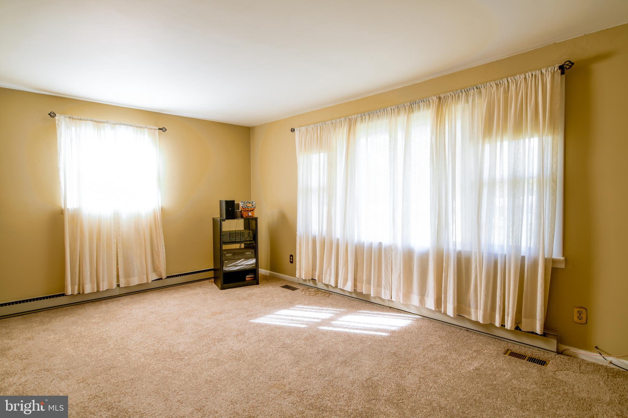 5611 Stephen Reid Road Huntingtown, MD 20639 - Photo 14 of 35 Living Room