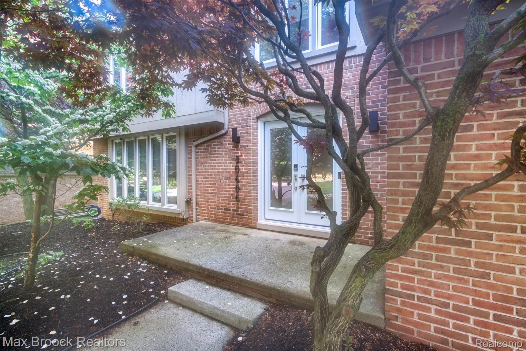 30600 High Valley Road Farmington, MI 48331 - Photo 4 of 32 30600_high_valley-2 (1).jpg