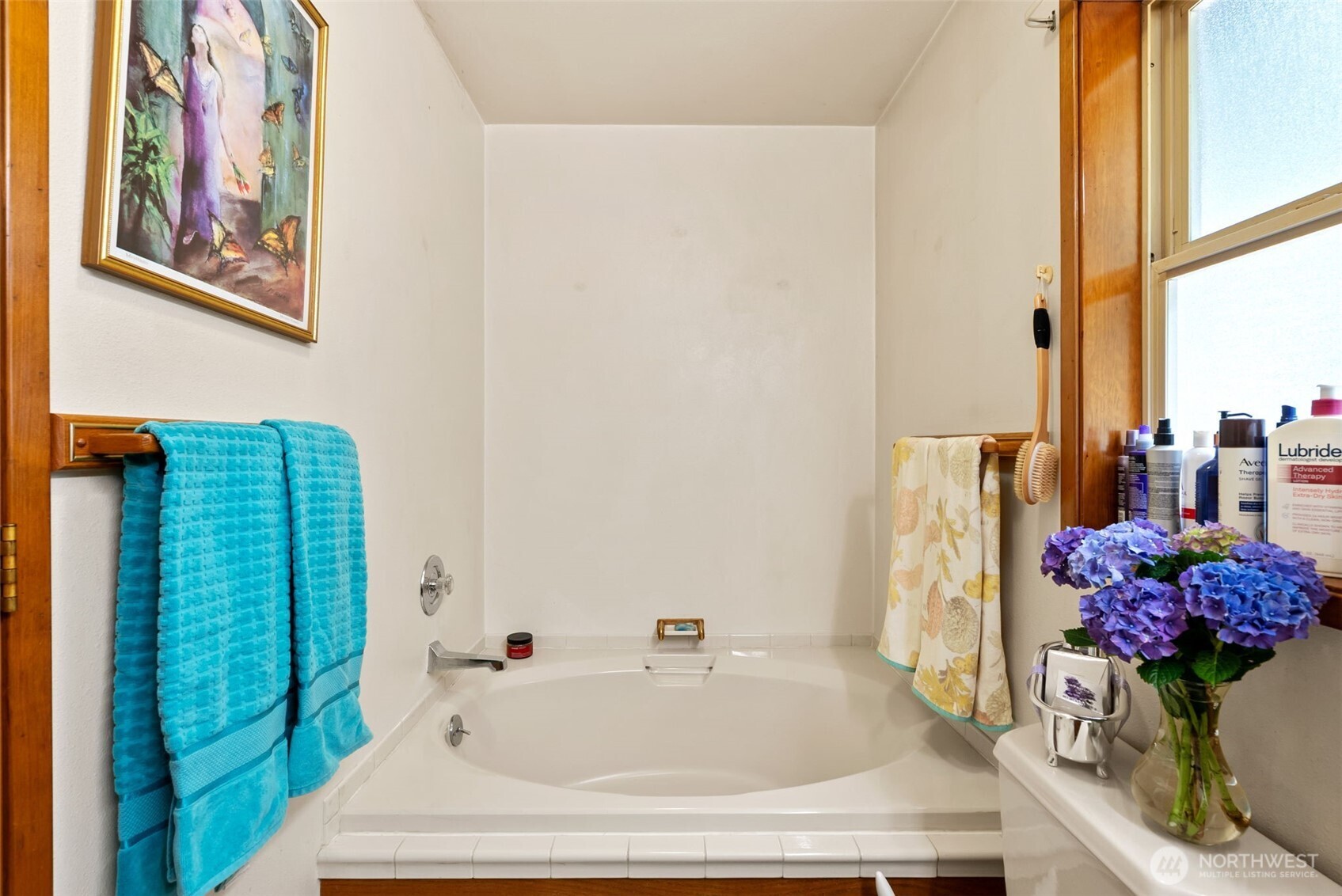 1142 SR 6 Raymond, WA 98577 - Photo 17 of 40 a bathroom with a sink and a mirror