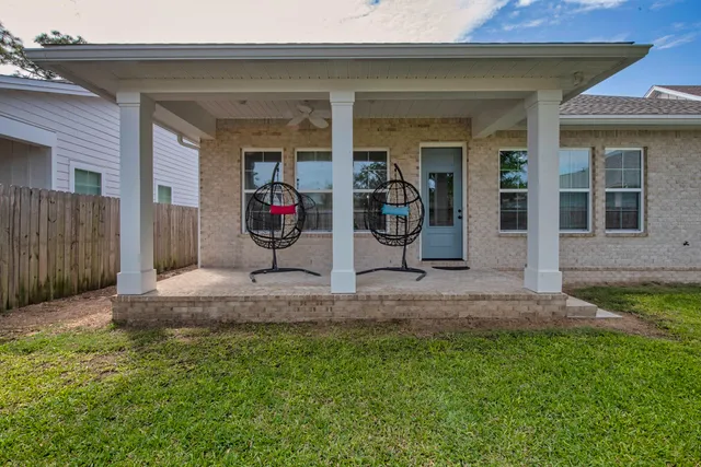 a view of a backyard