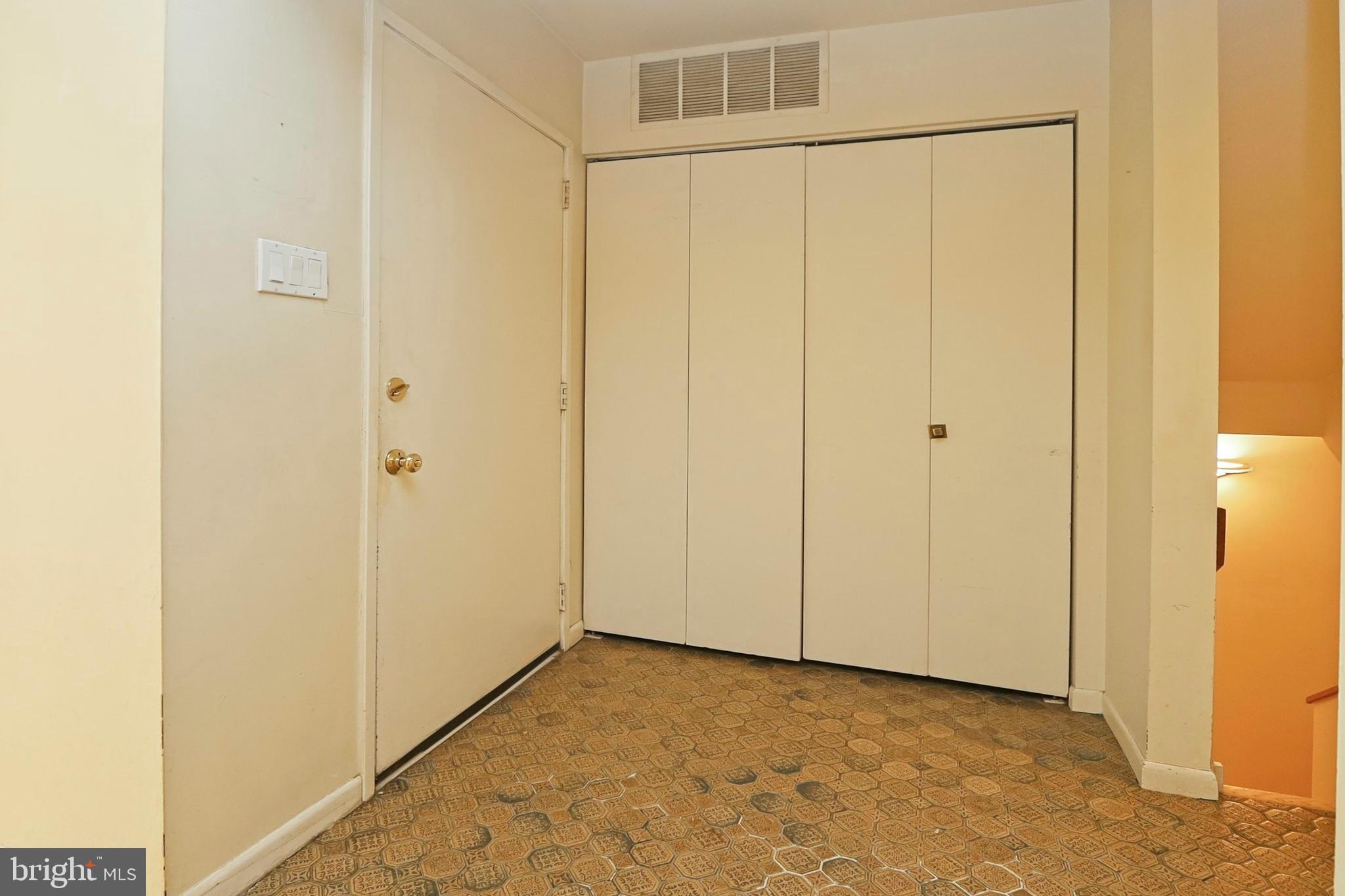 1605 Inlet Court Reston, VA 20190 - Photo 4 of 63 Foyer view with coat closet