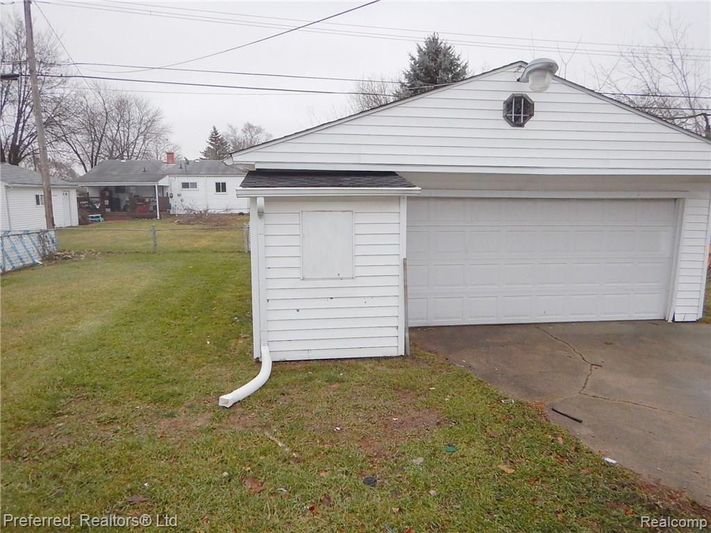 1158 Fall River Road Ypsilanti, MI 48198 - Photo 22 of 23 Garage_Yard.JPG