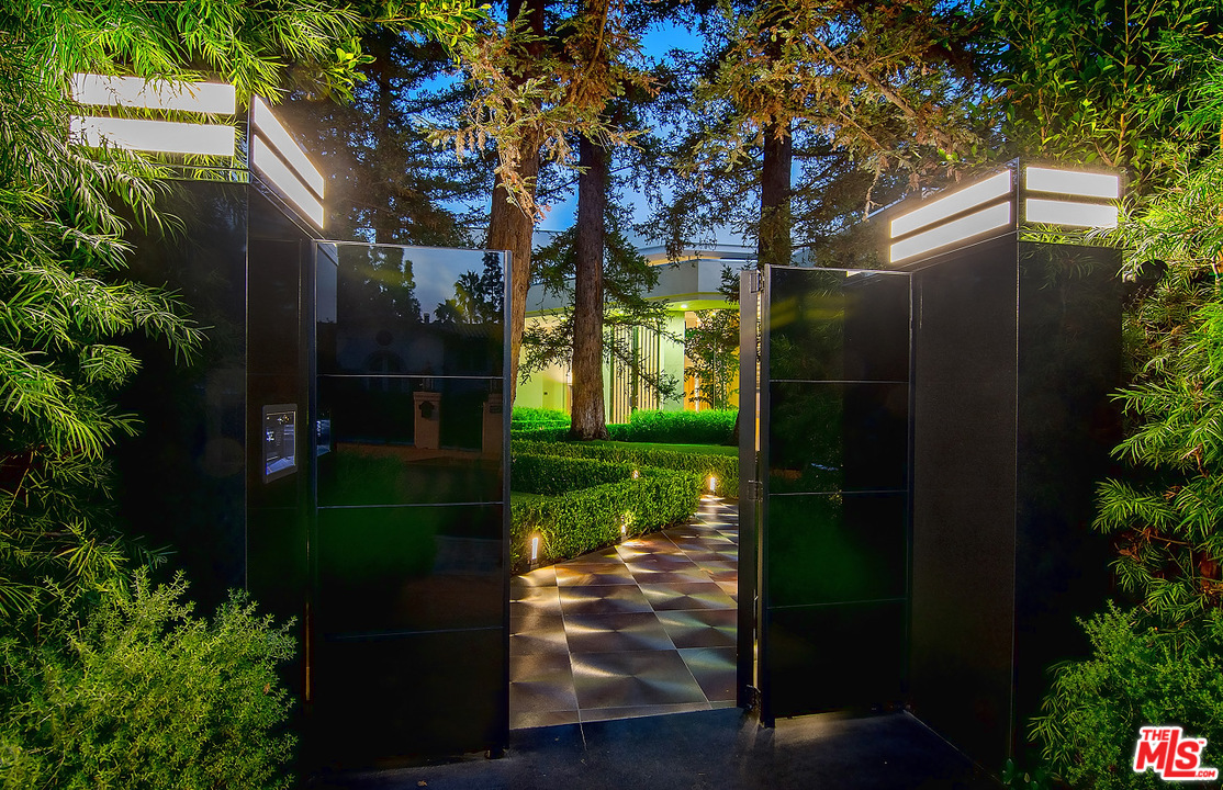 1000 Elden Way Beverly Hills, CA 90210 - Photo 3 of 53 a backyard of a house with lots of green space