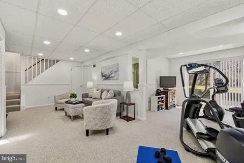 a view of a house with backyard and tree