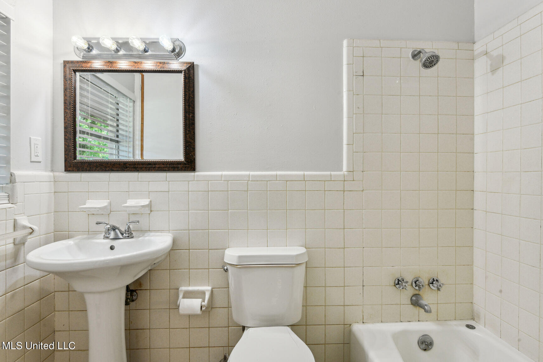 2219 Switzer Road Gulfport, MS 39507 - Photo 17 of 27 Main Bathroom