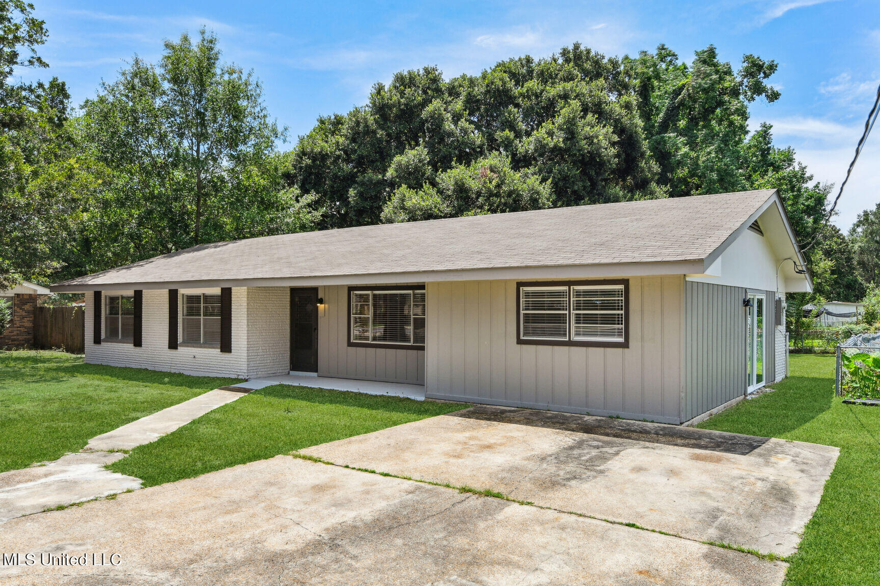 2219 Switzer Road Gulfport, MS 39507 - Photo 18 of 27 Driveway