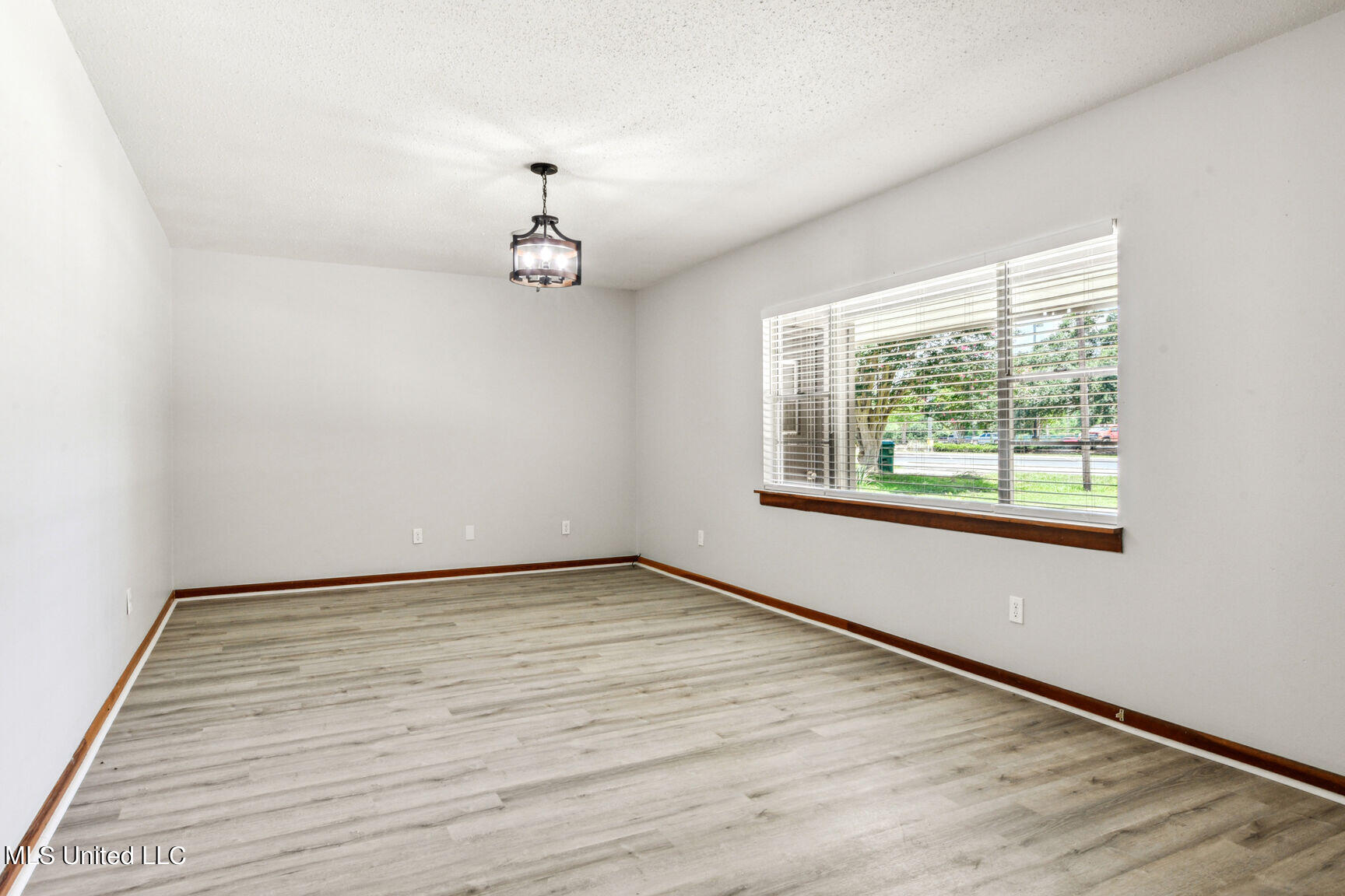 2219 Switzer Road Gulfport, MS 39507 - Photo 3 of 27 Living Room