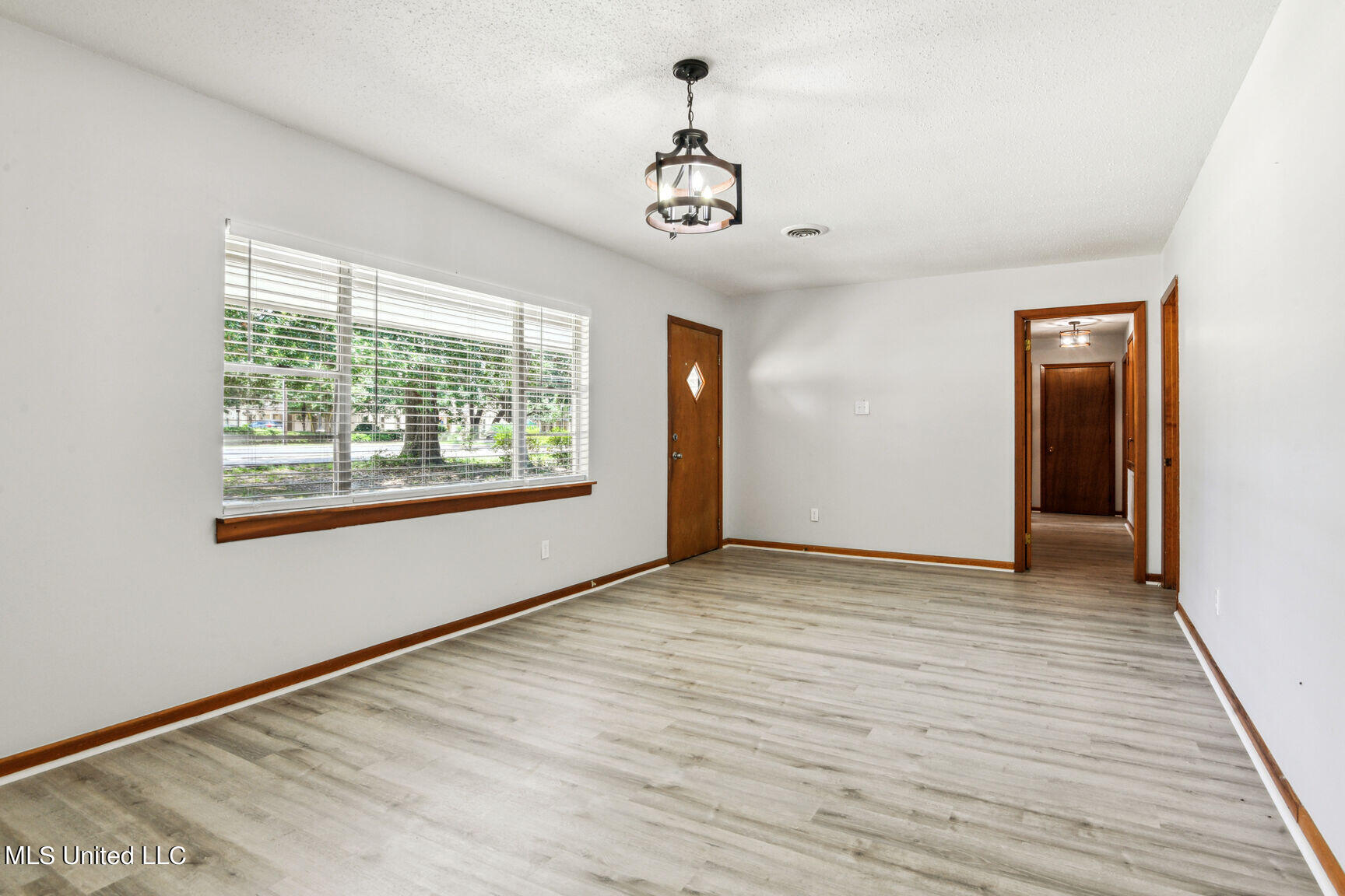 2219 Switzer Road Gulfport, MS 39507 - Photo 4 of 27 Living Room