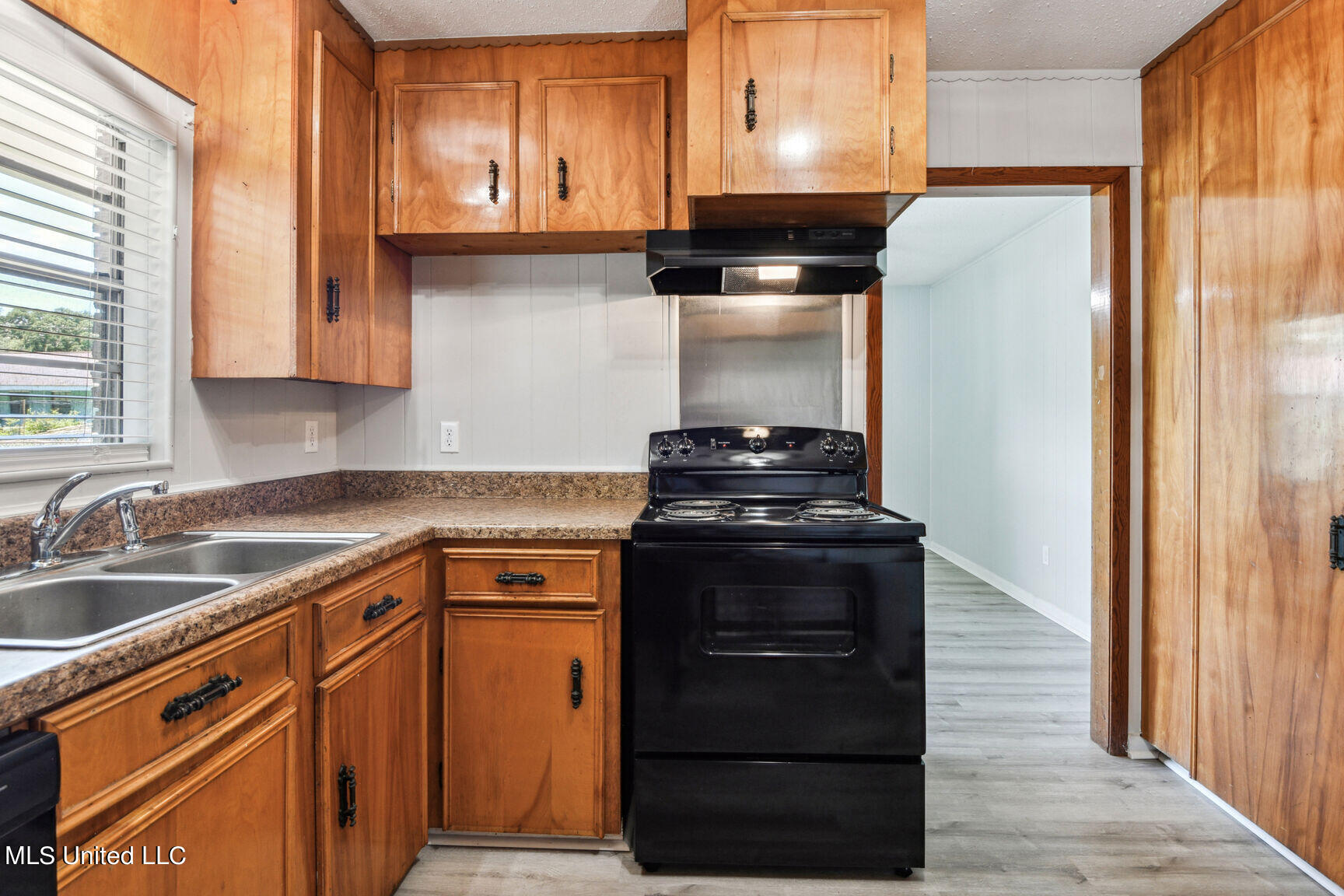 2219 Switzer Road Gulfport, MS 39507 - Photo 8 of 27 Kitchen & pantry