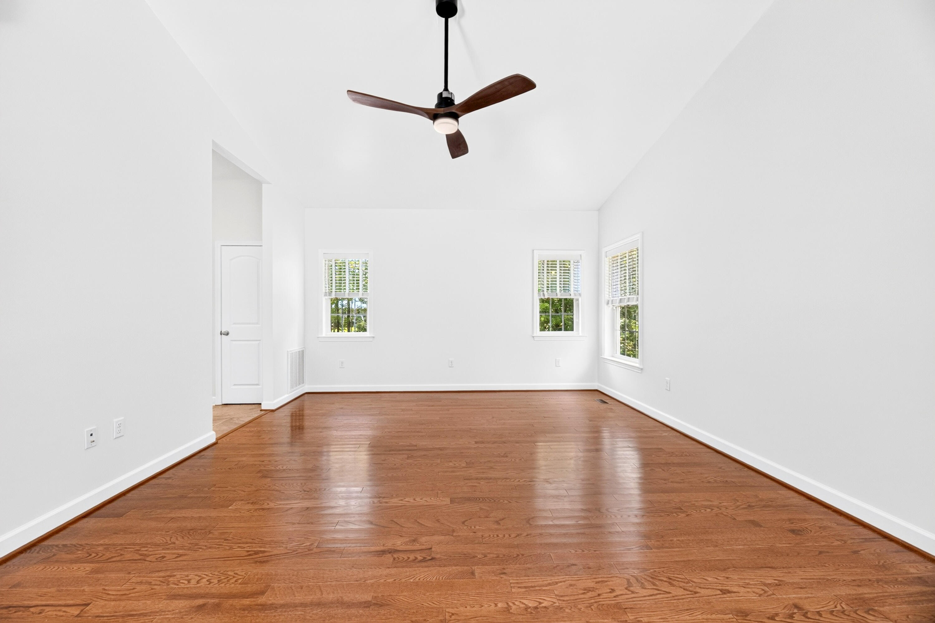 315 Griffith Lane Elloree, SC 29047 - Photo 20 of 40 Spacious Master Bedroom