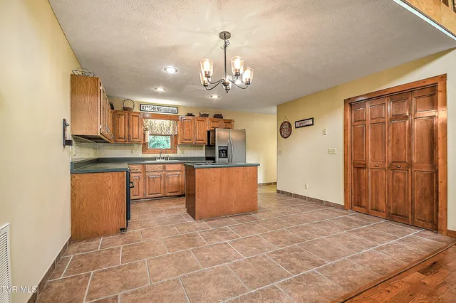 $709,000 | 122 Chase Drive, Roan Mountain, TN 37687