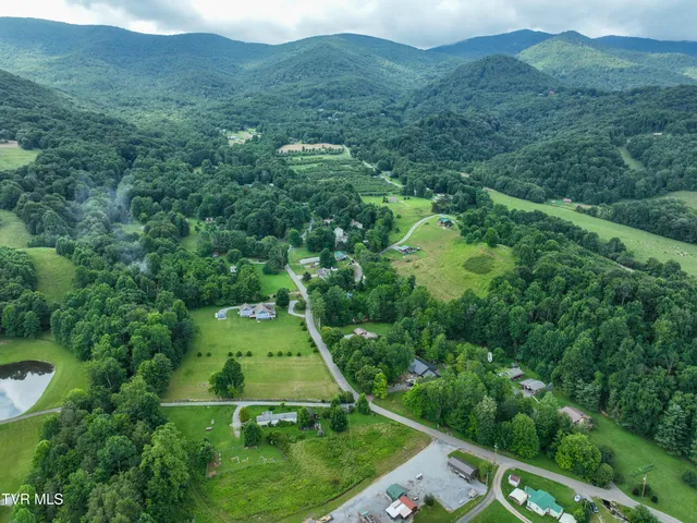 $709,000 | 122 Chase Drive, Roan Mountain, TN 37687