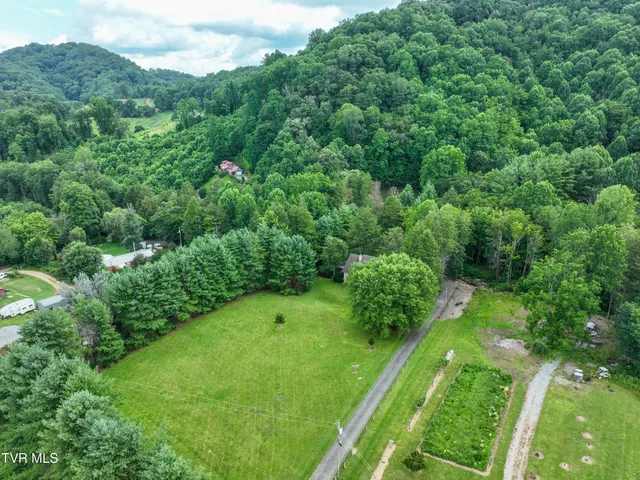 $709,000 | 122 Chase Drive, Roan Mountain, TN 37687