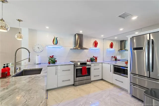 $650,000 | 625 Northwest North River Drive, Unit 206, Stuart, FL 34994