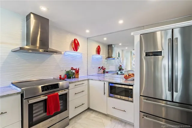 $650,000 | 625 Northwest North River Drive, Unit 206, Stuart, FL 34994