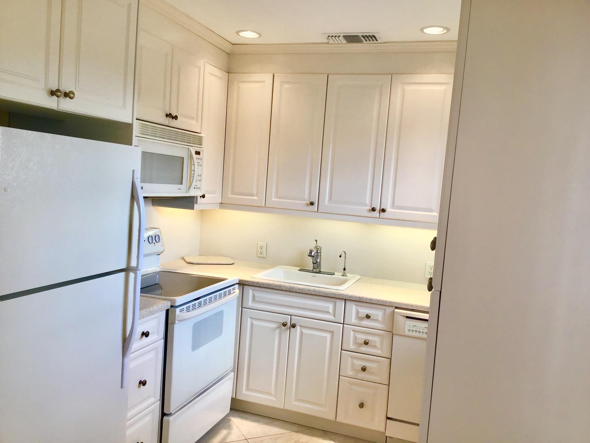 336 Brighton H Boca Raton, FL 33434 - Photo 2 of 26 83D7FF3B-3C0B-41FB-8BB1-01B88FF96FFE