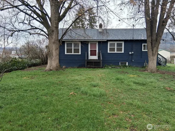 a view of a house with a yard
