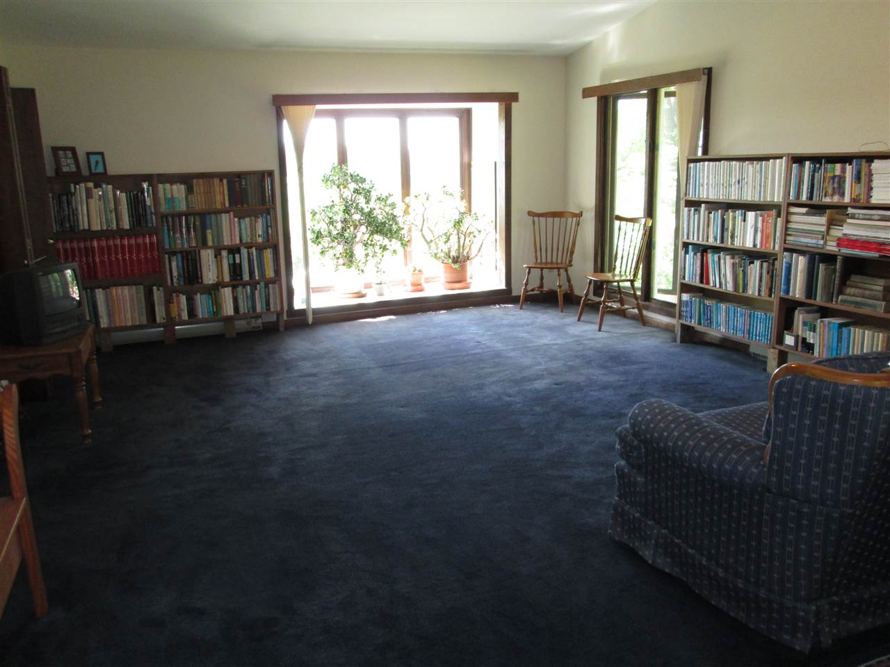 10217 Yale Bridge Road Rockton, IL 61072 - Photo 10 of 25 a living room with furniture and a book shelf