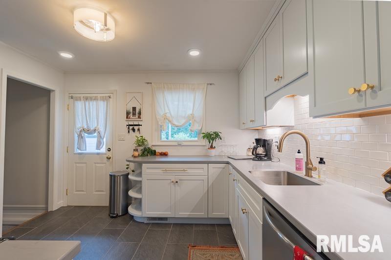 5018 North Ronald Road Peoria, IL 61614 - Photo 9 of 23 Gallery Image 9