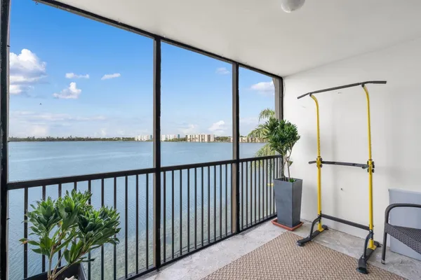 $2,300 | 111 Lake Emerald Drive, Unit 401, Oakland Park, FL 33309