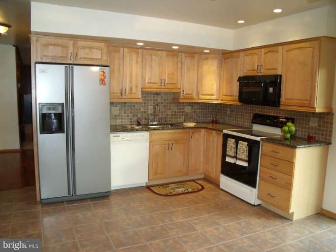 4803 Kelly Road Woodbridge, VA 22193 - Photo 4 of 27 X-Large eat in Kitchen