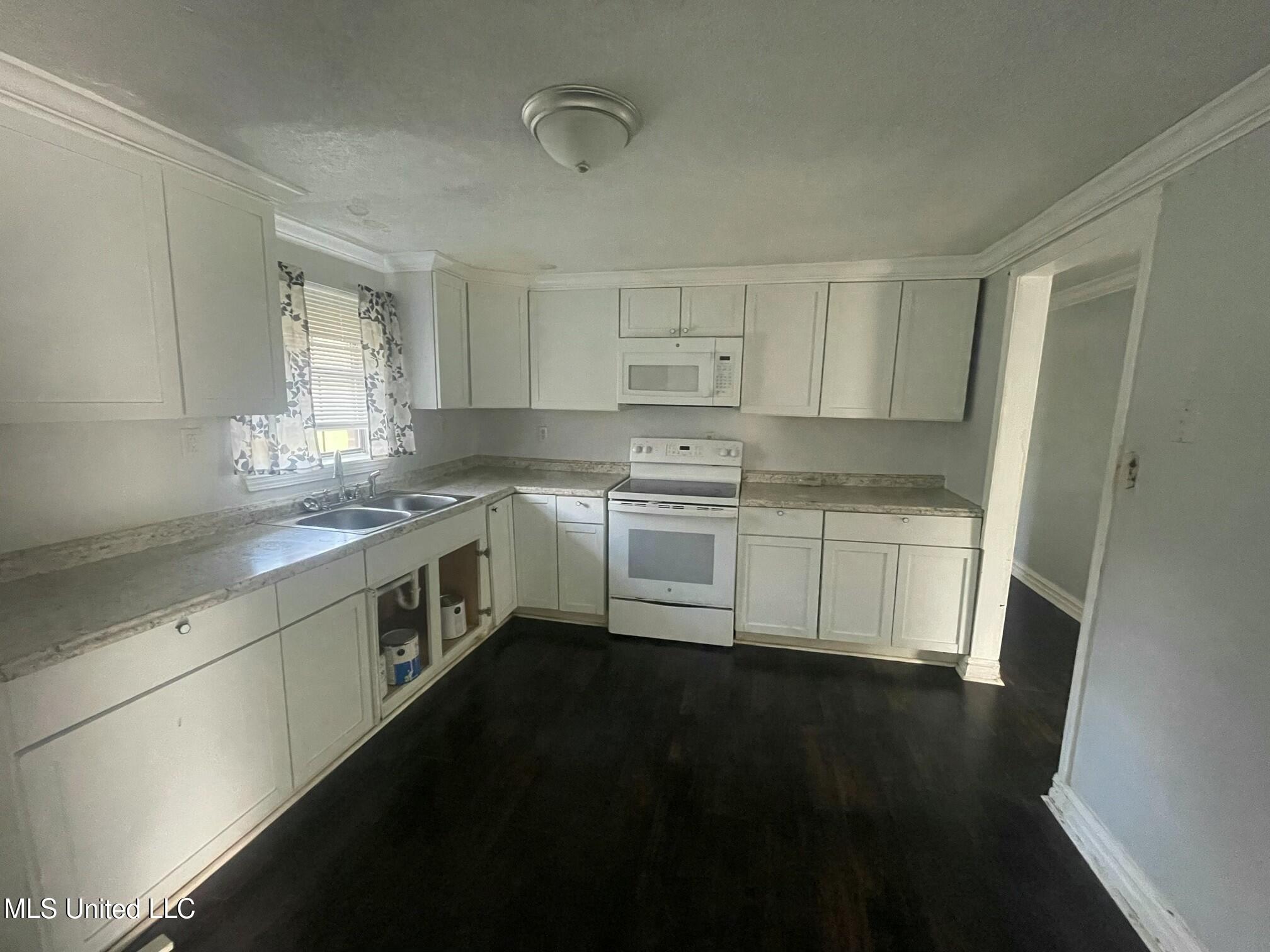 4831 Community Avenue Moss Point, MS 39563 - Photo 3 of 8 Kitchen
