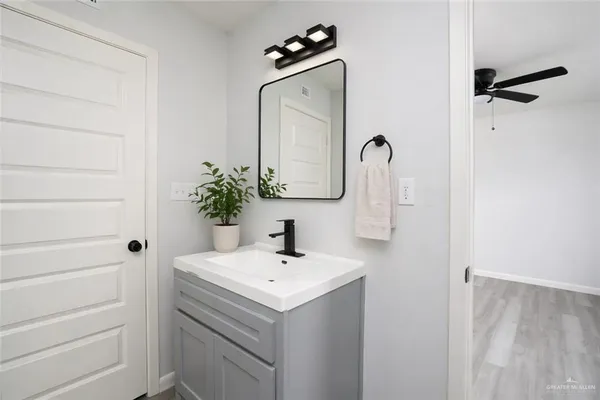 $1,000 | 1107 Shasta Avenue, Unit 1, McAllen, TX 78504