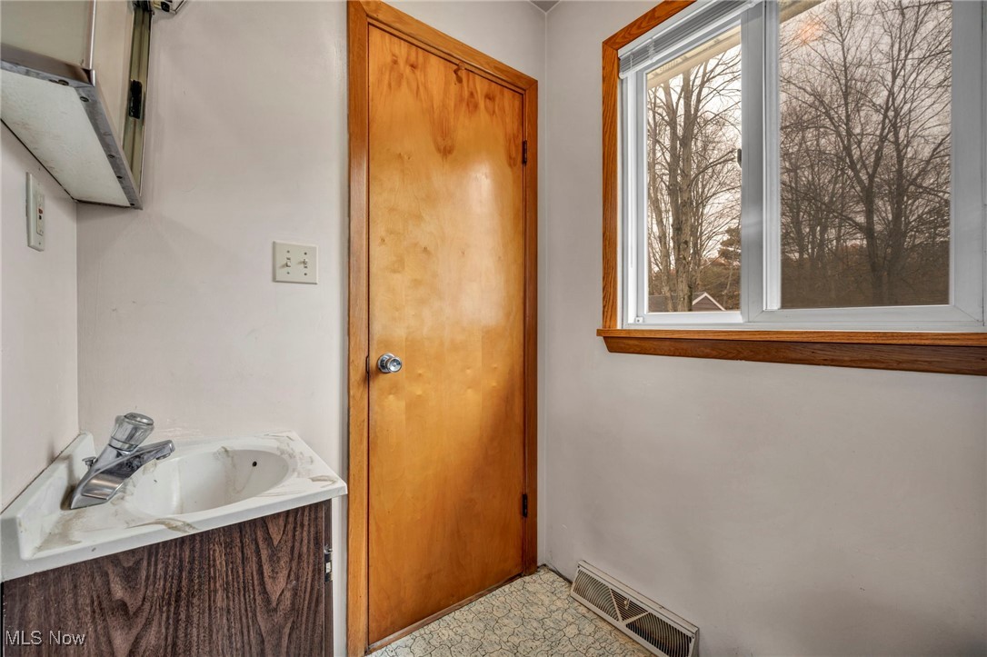 1140 Keefer Road Girard, OH 44420 - Photo 23 of 49 Bathroom featuring vanity