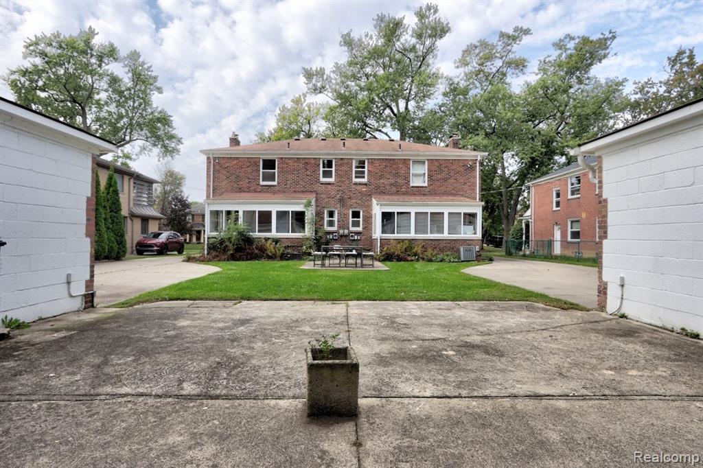 916 Harcourt Road Grosse Pointe, MI 48230 - Photo 4 of 28